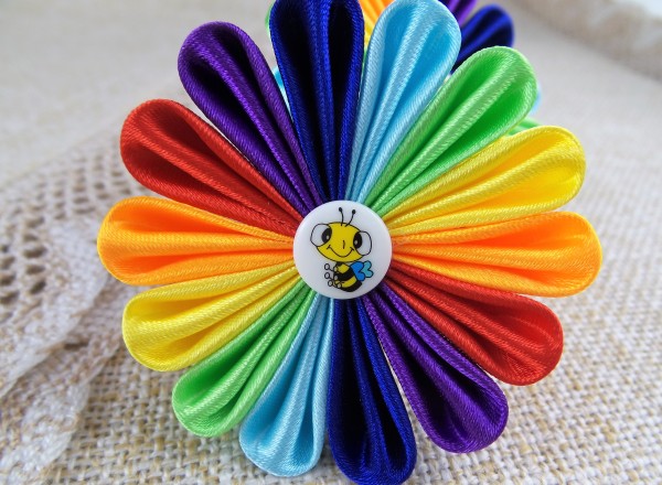 Kopfschmuck Regenbogen, Haargummi mit Blume, Kinderhaarschmuck, Kanzashi