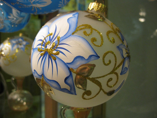 Christbaumkugel aus Glas "Blumenmagie"