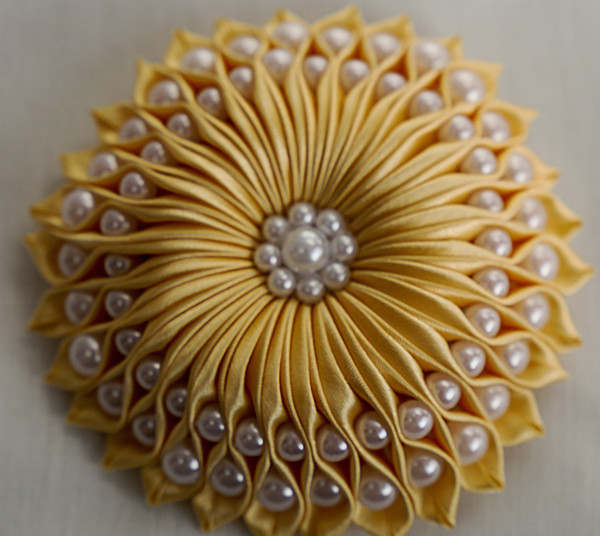 Haarspange Kanzashi "Blume mit Perlen"